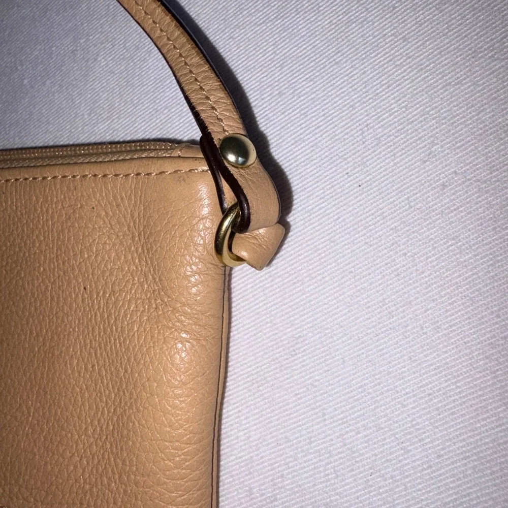 Coach Wristlet Pouch Tan Excellent Pebbled Leather Gold Logo Zip Top Small